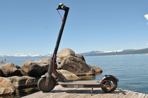 Scooter électrique Xiaomi Mi M365 sur le quai d'un lac