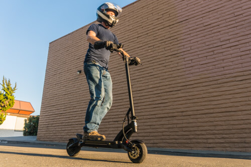 Kaabo-Mantis-8-scooter-électrique-avec-un-pilote-sur-scooter-portant-un-casque
